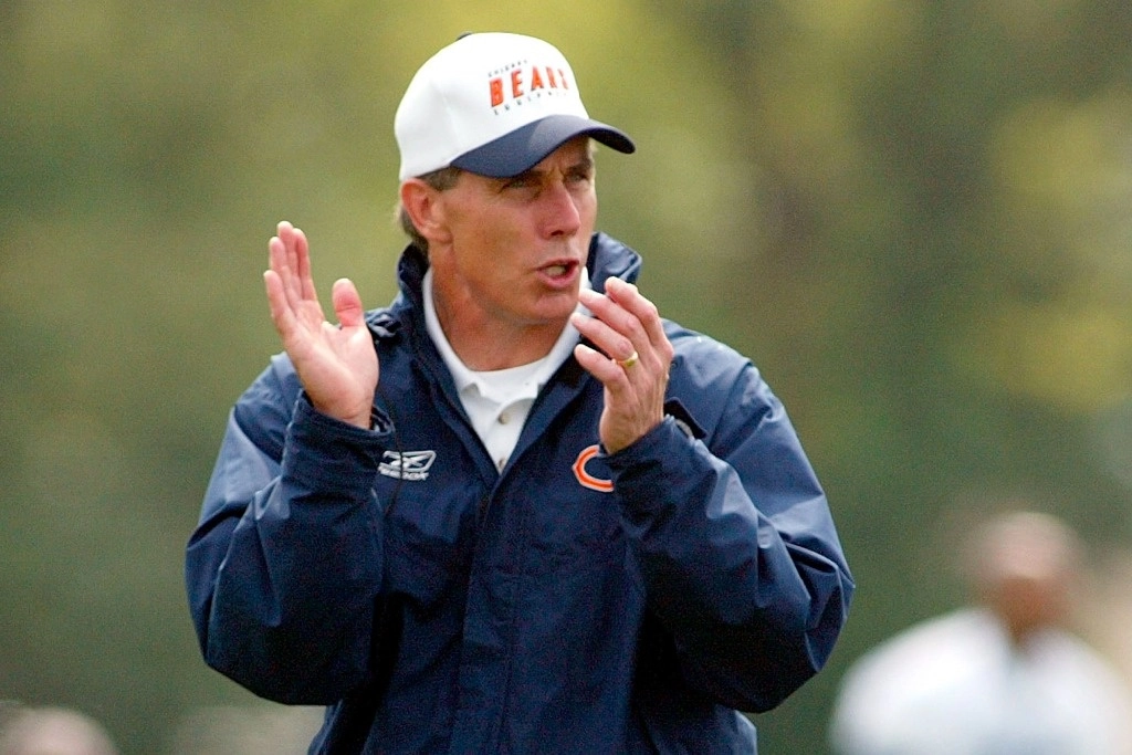 El entrenador de los Chicago Bears, Dick Jauron, llama a su equipo mientras observa ejercicios ofensivos en la práctica matutina del campo de entrenamiento el sábado 27 de julio de 2002 en la Olivet Nazarene University en Bourbonnais, Illinois. Foto Ap