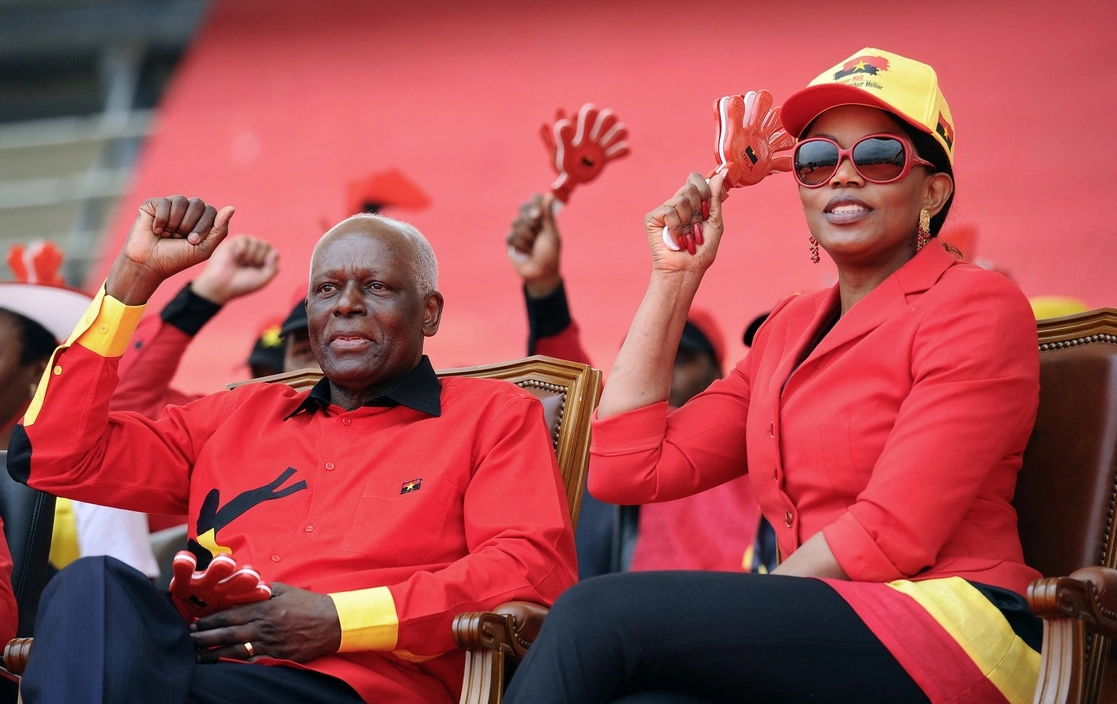 El entonces presidente de Angola, Jose Eduardo dos Santos y a su esposa Ana Paula, en un acto de campaña electoral en Kilamba Kaixi, un suburbio de Luanda, la capital del país, el 29 de agosto de 2012. Foto Afp