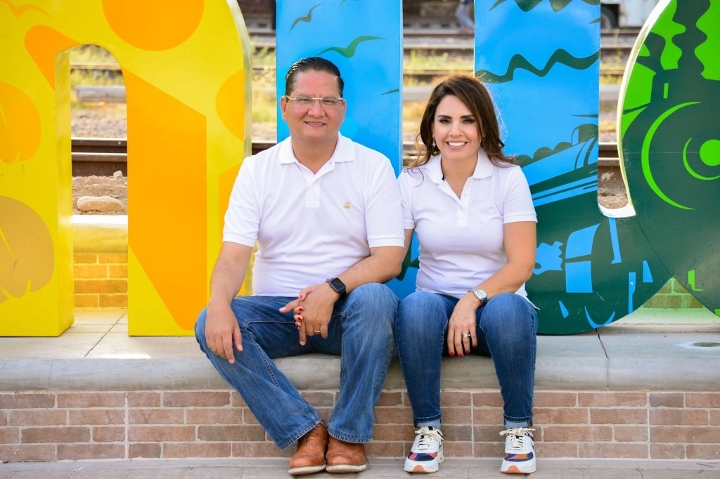 El alcalde junto a su esposa en imagen tomada de Facebook.