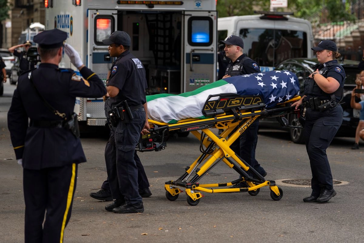 El ataúd del agente Didarul Islam del Departamento de Policía de Nueva York llega a la mezquita Jame de Parkchester tras el tiroteo mortal del lunes 29 de julio de 2025 en Nueva York. Foto