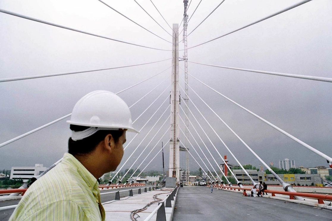 El Puente Atirantado que conecta a Monterrey y San Pedro fue diseñado por el arquitecto  Óscar Bulnes Valero, quien falleció a los 78 años en NL. Foto Cuartoscuro / Archivo 