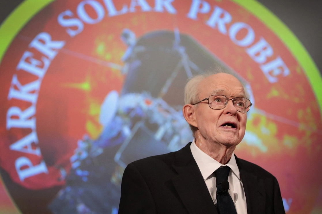 El astrofísico estadunidense pionero Eugene Parker desarrolló un modelo matemático que predice la corriente de partículas cargadas del Sol, conocida como viento solar. La imagen, en Chicago, el 30 de mayo de 2017 en Chicago. Foto Afp