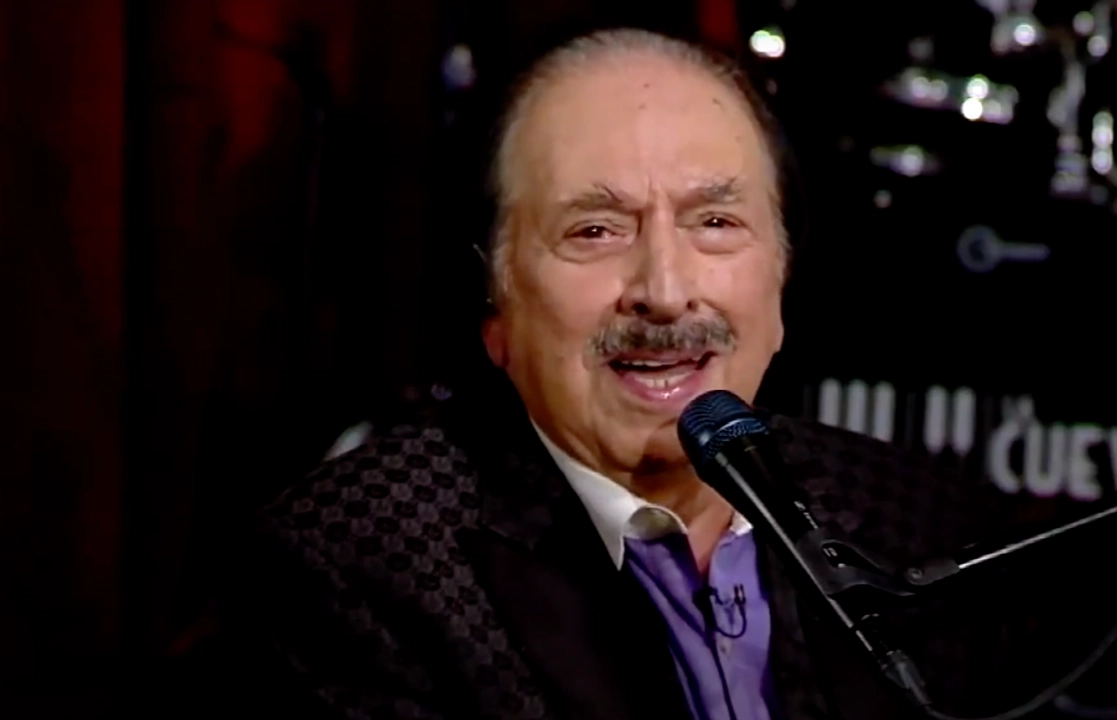 El compositor y director musical Arturo Castro, en el programa "Noches, boleros y son", de canal 11, el 7 de junio de 2018. Foto captura de pantalla del video en Youtube 