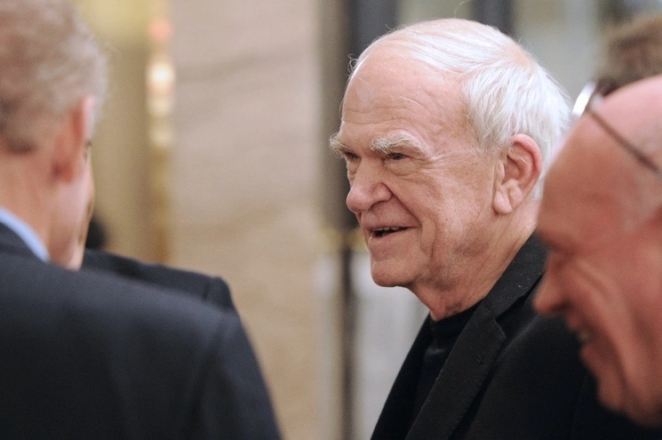 El escritor checo Milan Kundera (C) asiste a la fiesta del vigésimo aniversario de la reseña del filósofo francés Bernard-Henri Levy "La regle du jeu" (Las reglas del juego) en París, el 30 de noviembre de 2010. Foto Afp
