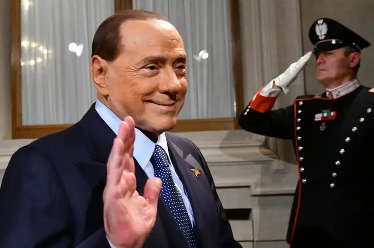 Silvio Berlusconi, tres veces primer ministro de Italia y magnate de los medios salpicado por una lluvia de escándalos, falleció este lunes a los 86 años a causa de una leucemia. Foto Afp 