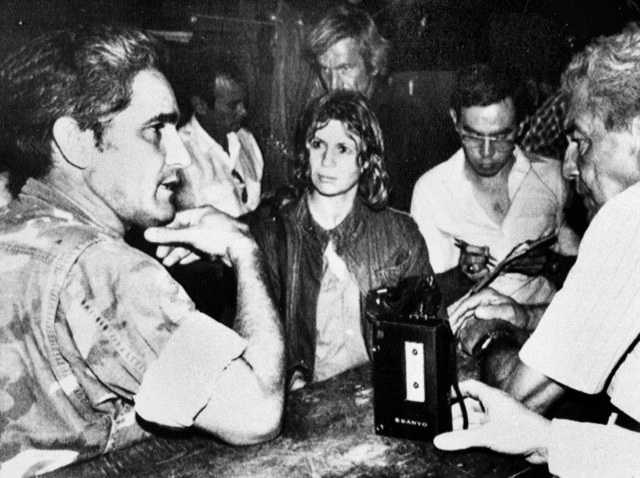 En una imagen del 30 de mayo de 1984, el ex guerrillero Edén Pastora (izquierda) habla con representantes de los medios de comunicación, después de que una bomba mató a un periodista estadunidense y a varias personas más en La Penca, Nicaragua. Foto Ap 