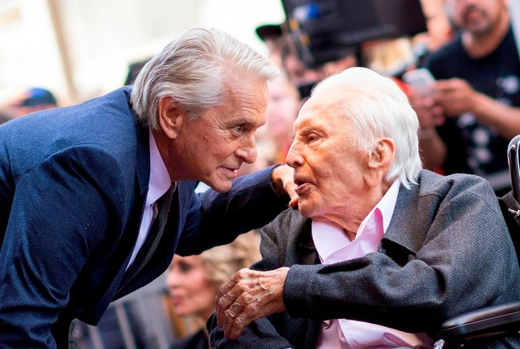 Kirk Douglas (derecha) junto a su  hijo, Michael Douglas. Foto Afp