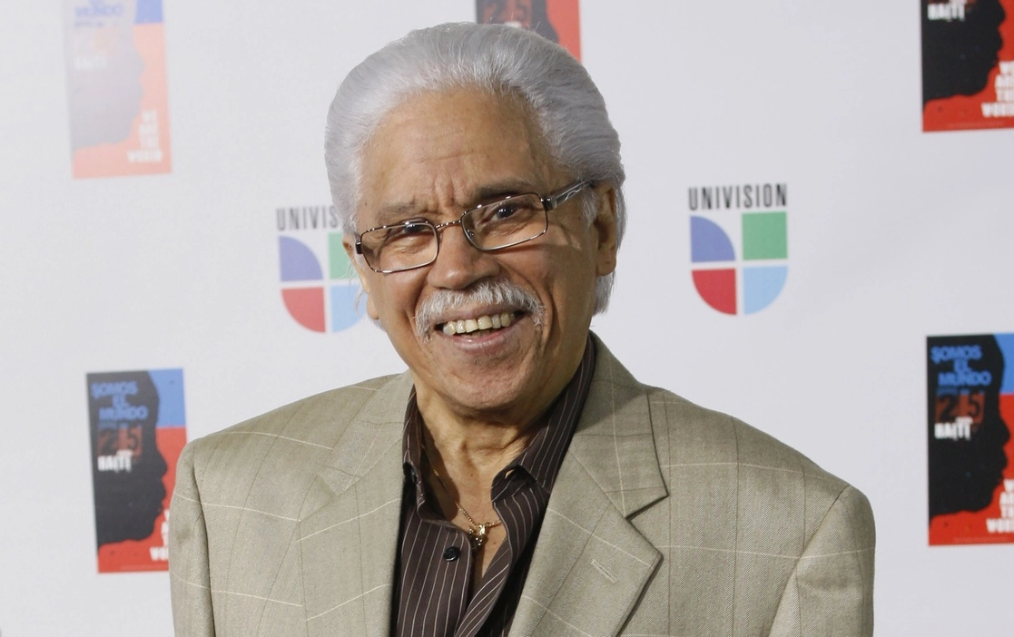 En esta imagen de archivo, el artista dominicano Johnny Pacheco posa para los fotógrafos en una alfombra roja en Miami. Foto Ap