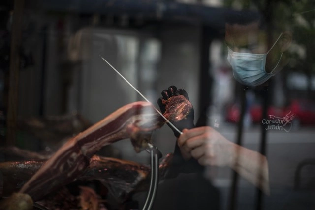 En una tienda de embutidos en Madrid, España, durante la contingencia por coronavirus. Foto Ap 