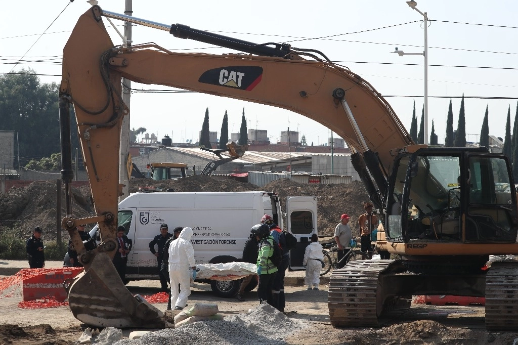 Personal de servicios periciales de la FGJ acudió a levantar indicios y dar fe los hechos. Foto Alfredo Domínguez 


