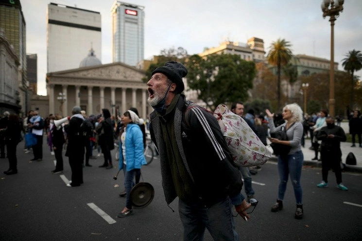 Protesta de a penas un centenar de personas en la Plaza de Mayo, en Buenos Aires, que se manifestaron contra el confinamiento. Foto Ap