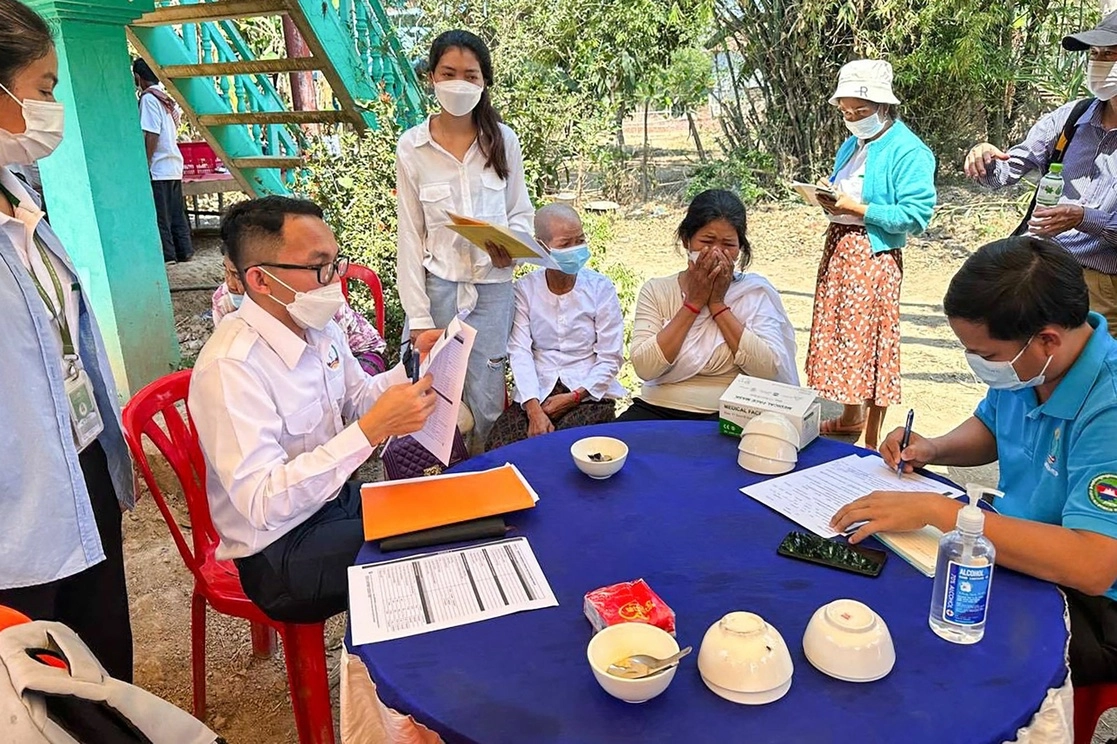 Funcionarios gubernamentales difunden entre habitantes de una aldea de Camboya las medidas de prevención de contagios de gripe aviar, tras darse a conocer la muerte de una niña de 11 años por la enfermedad. Foto Afp.