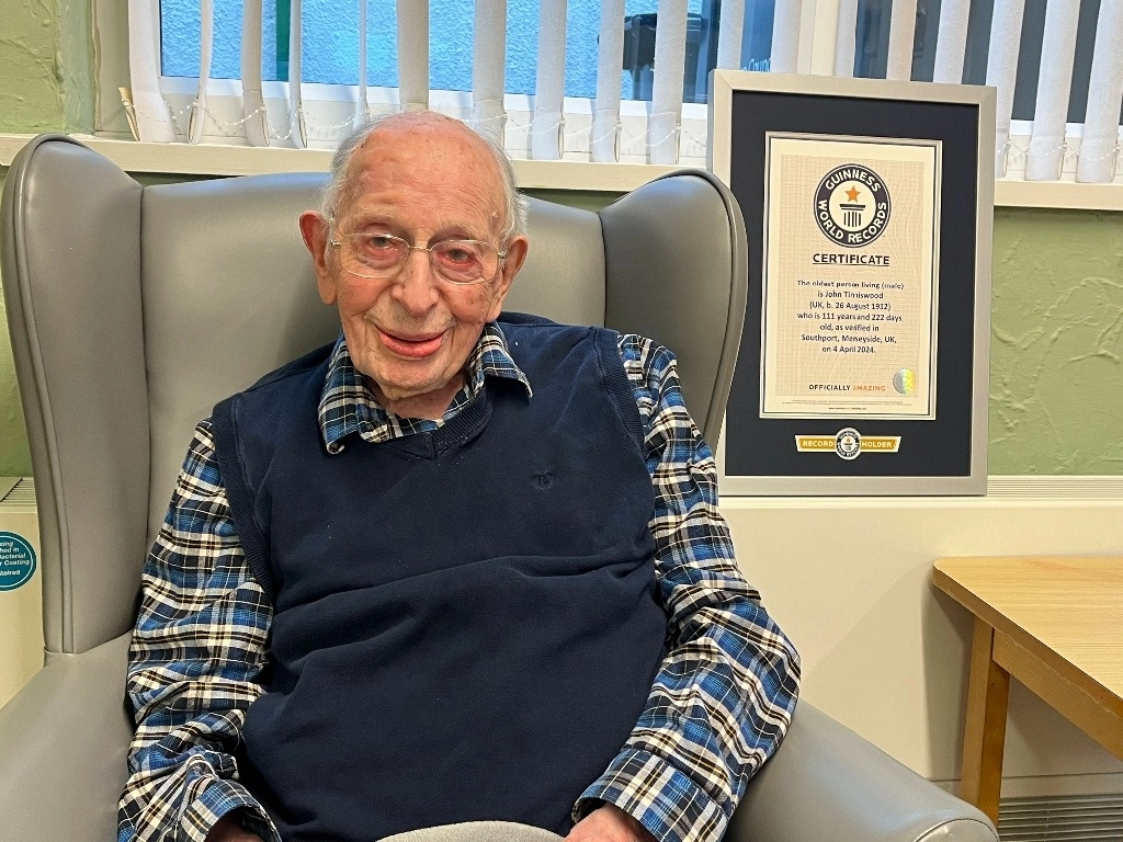 El hombre más viejo del mundo murió en Inglaterra a los 112 años. La familia de John Alfred Tinniswood dijo que murió el lunes 25 de noviembre de 2024 en una residencia de ancianos en las afueras de Liverpool. FotoGuinness World Records vía Ap
