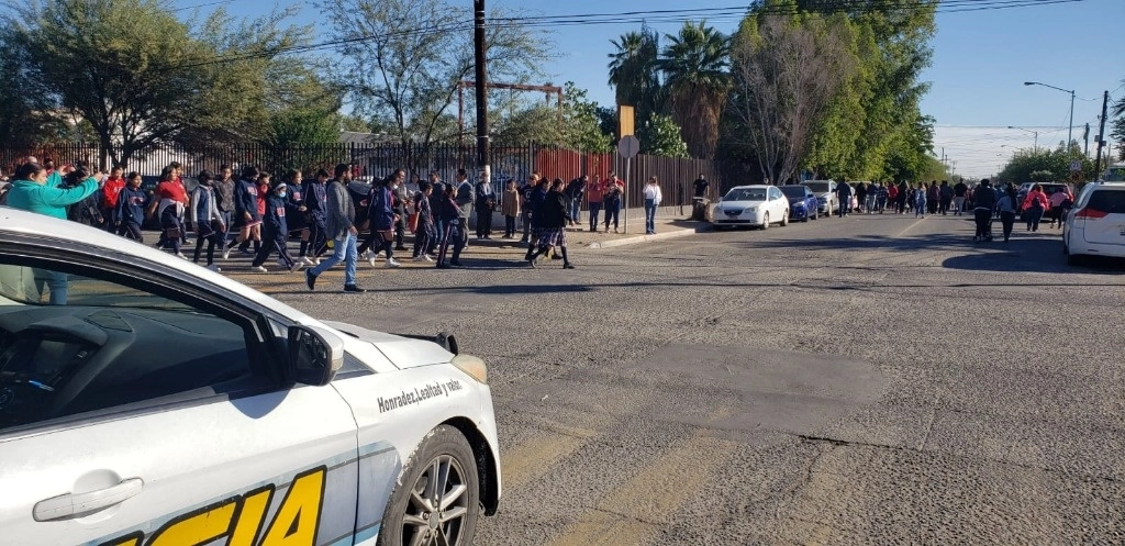 El cuerpo del hombre fue hallado en el kilómetro 2 de la carretera de Mexicali a Tijuana, a la altura de la colonia Zaragoza. Foto @PoliciaMexicali 