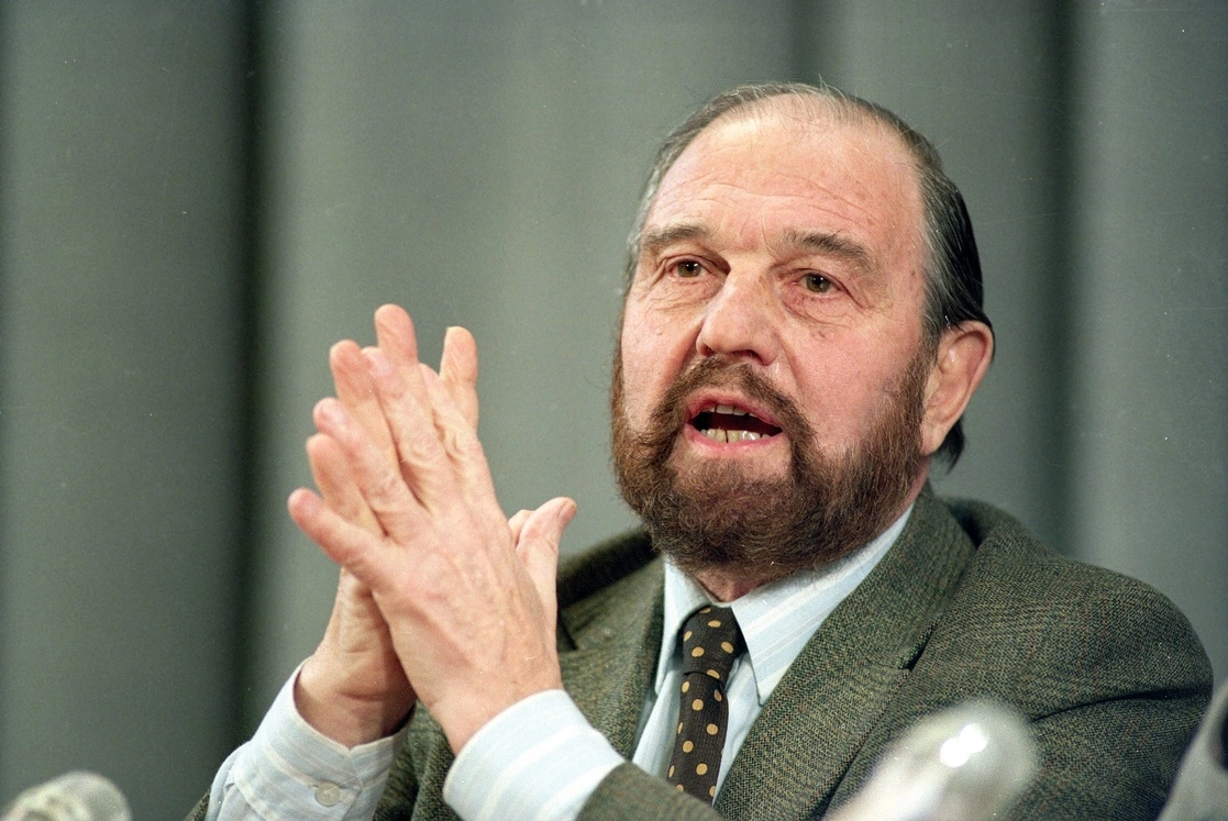 George Blake, el británico que trabajó como agente doble para la Unión Soviética, en una conferencia de prensa en Moscú el 15 de enero de 1992. Murió en Rusia el 26 de diciembre de 2020, a los 98 años. Foto Ap