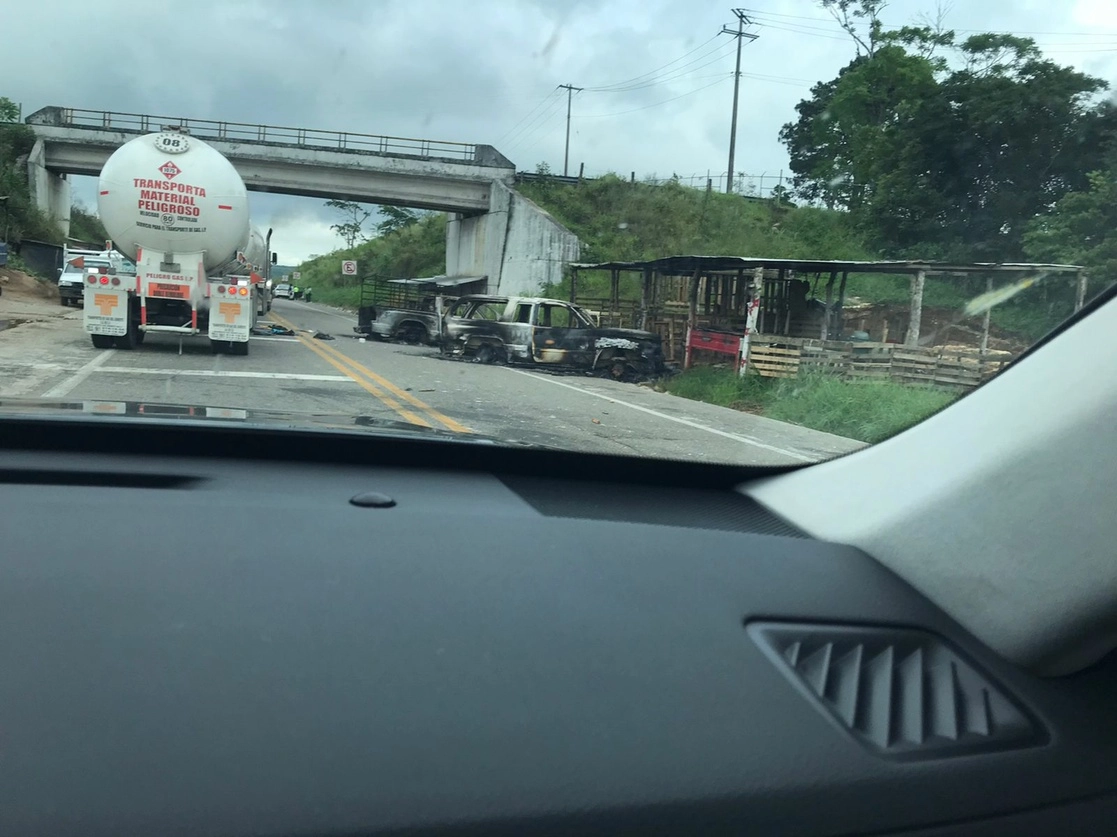 Por otra parte, tres vehículos fueron incendiados durante un presunto enfrentamiento entre integrantes de dos agrupaciones en el municipio de Ocozocoautla, Chiapas. Foto ‘La Jornada’