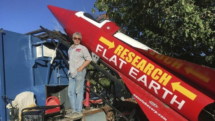 Michael Hughes falleció en California por la explosión del cohete que había fabricado en casa. Imagen tomada de su cuenta de Facebook @MadMikeSpaceJump2019