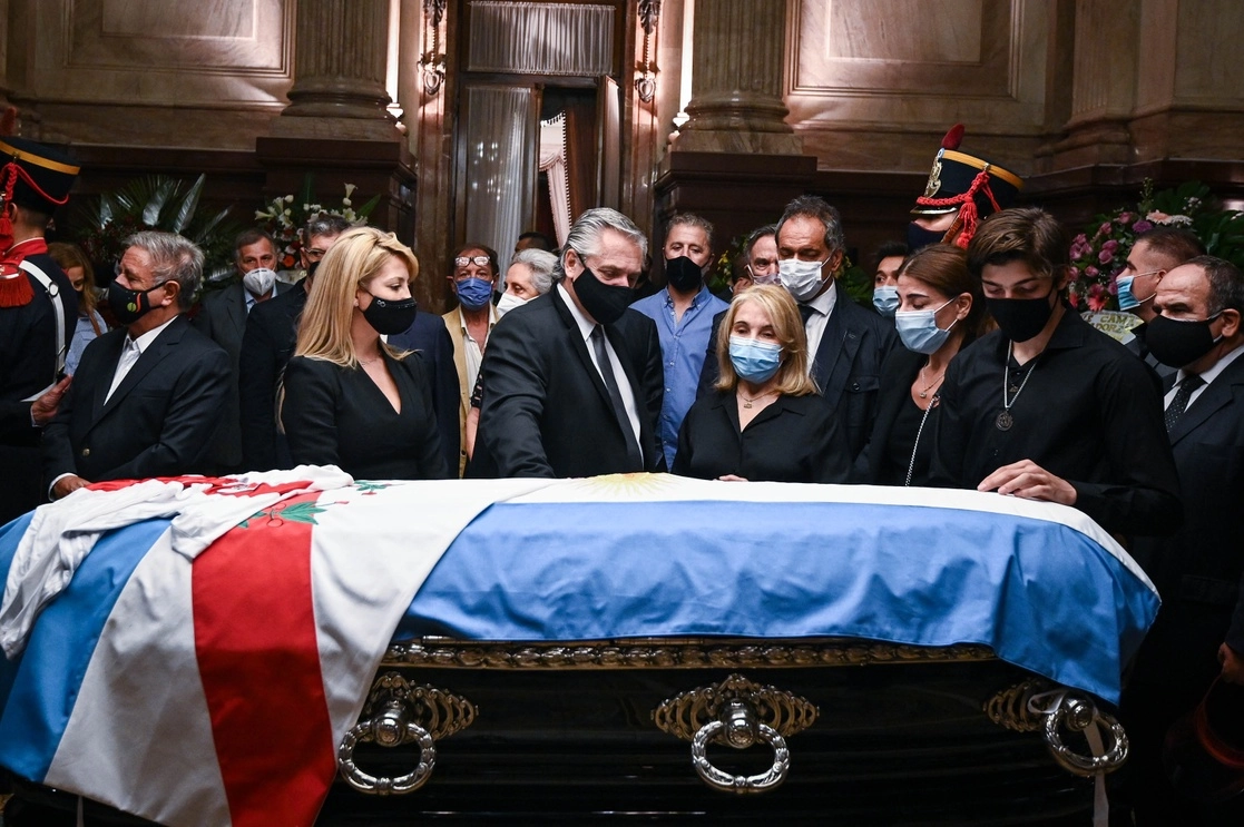 Esta siendo velado en el Senado de la Nación, en la imagen el presidente Alberto Fernádez y  su familia. Foto Afp