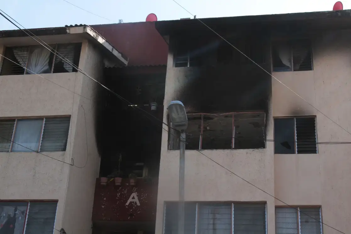 Un incendio registrado en un departamento de la colonia Infonavit La Soledad, en el municipio jalisciense de Tonalá, cobró la vida de cuatro personas, el 3 de enero de 2022. Foto Arturo Campos Cedillo