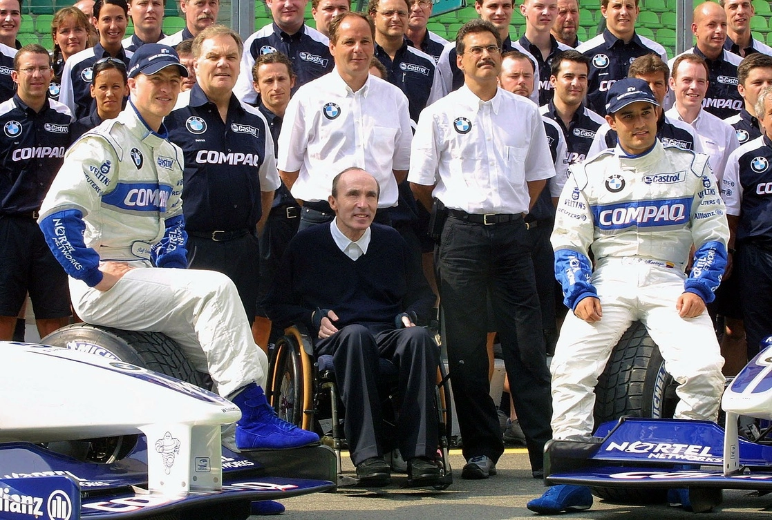 Frank Williams posa con los pilotos de su equipo, previo a la sesión de entrenamientos libres en el Gran Premio de Malasia, en Sepang. Foto Afp /Archivo