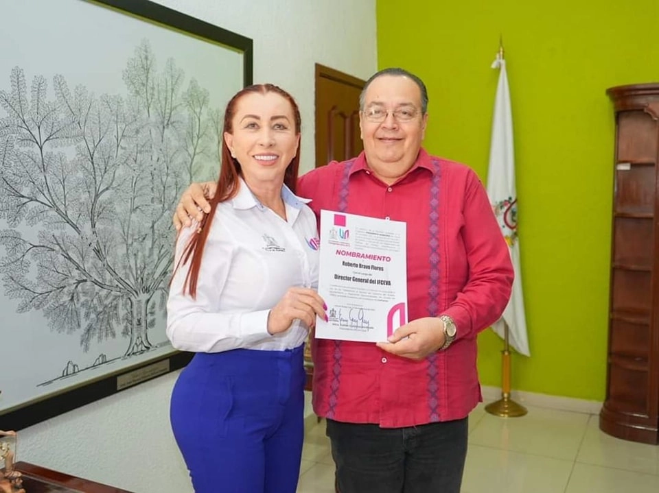 De acuerdo con información de la presidenta municipal, Esther Gutiérrez (I), uno de los lesionados fue identificado como Roberto Bravo (D), funcionario del ayuntamiento, mientras los dos muertos aún se desconoce su identidad. Foto Facebook Tey Gutiérrez