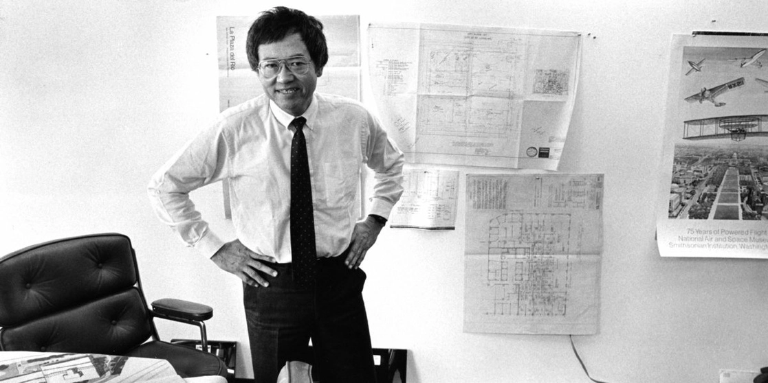 Gyo Obata en las oficinas de la firma Hellmuth, Obata & Kassabaum, en 1981. Foto tomada del sitio de https://wustl.edu/