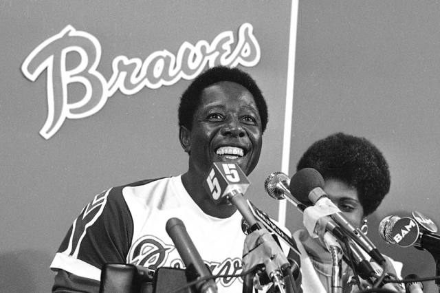 Hank Aaron durante una conferencia en el estadio de Atlanta, Georgia, después del partido en el que alcanzó su casa número 715, el 8 de abril de 1974. Foto Ap