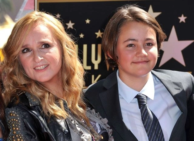 En una imagen de 2017, Melissa Etheridge posa con su hijo Beckett. Foto Afp