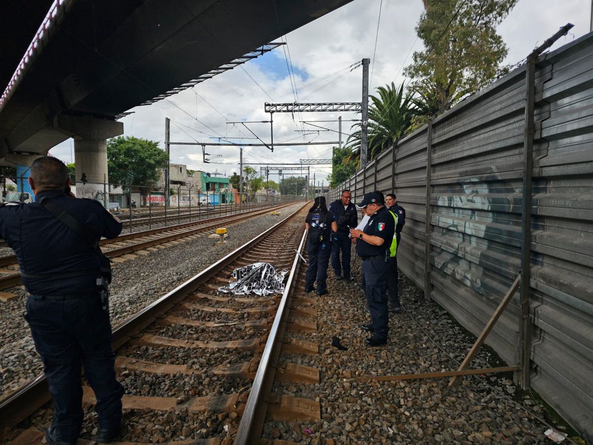 Muere hombre al arrojarse a las vías del Tren Suburbano en Edomex