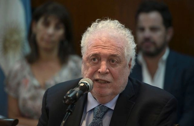 Gines González, ministro de Salud de Argentina en una conferencia de prensa sobre el Covid-19. Foto Afp 