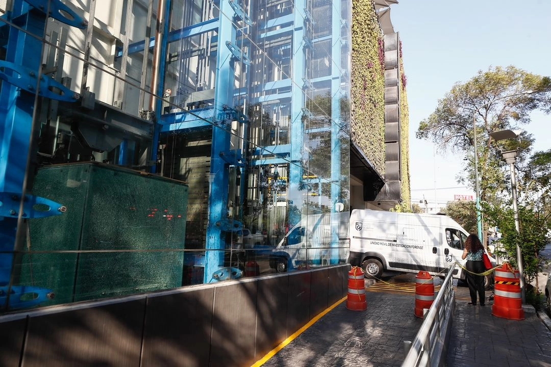 De acuerdo con los primeros reportes, el hombre se encontraba realizando trabajos de mantenimiento en el ascensor cuando el elevador cayó repentinamente, causándole traumatismos severos. Foto 
