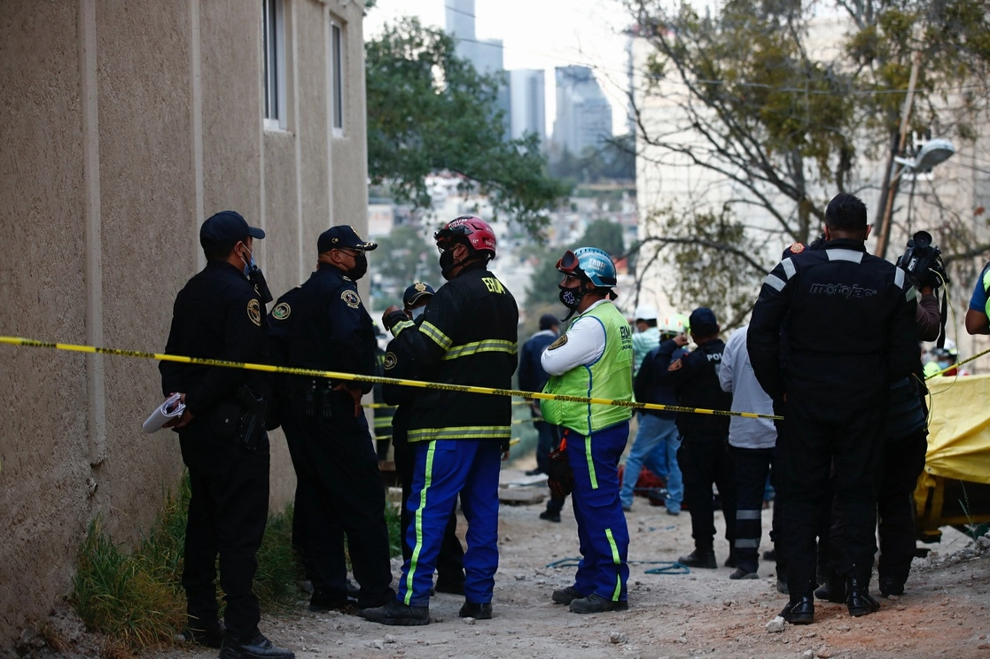 Cuerpos de emergencia atienden un deslizamiento de tierra en una ladera de la colonia San Bartolo Ameyalco, donde se reporta la muerte de una persona. Foto Víctor Camacho/ La Jornada