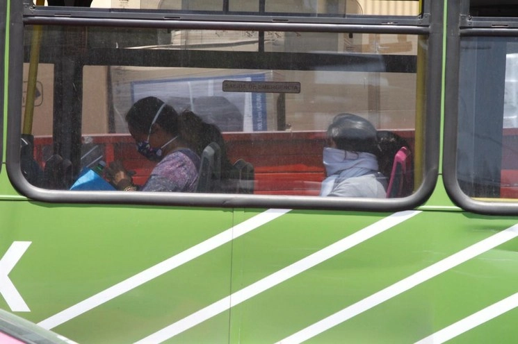 Usuarios del transporte público usan cubrebocas como medida de prevención contra Covid-19. Foto Cristina Rodríguez