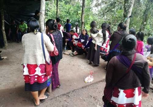 Familias desplazadas en Shishemtontic, Chalchihuitán, exigen al gobierno garantías para su retorno y la reparación de sus pérdidas por la violencia de grupos armados de Chenalhó. Foto Hermann Bellinghausen/ Archivo