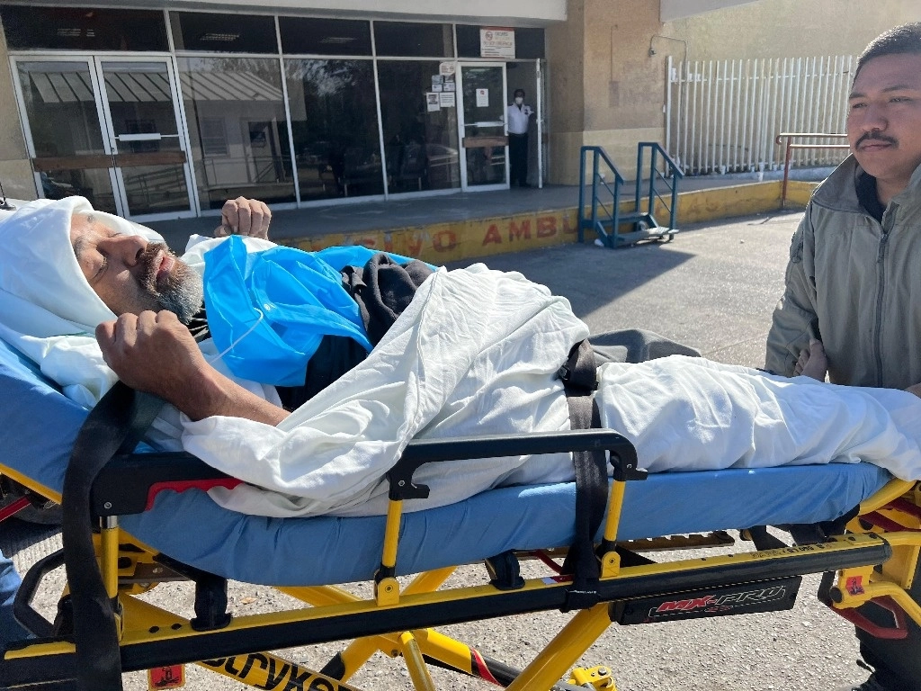 Un trabajador social confirmó que la persona fue ingresada por una ambulancia de Protección Civil sin información personal ni documentación que permitiera identificarlo. Foto La Jornada