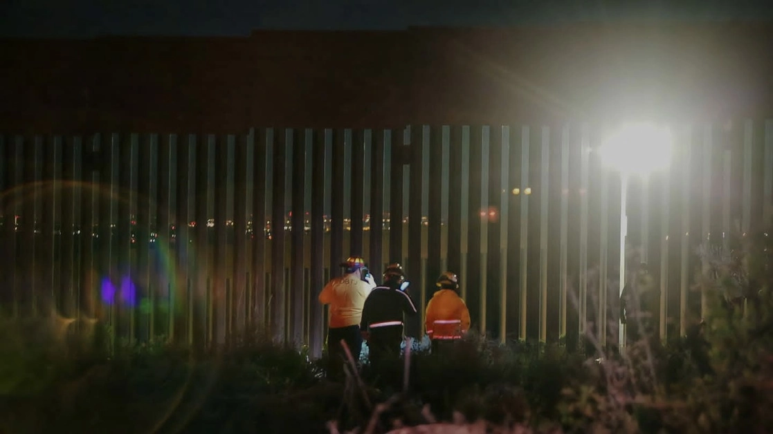 Un migrante murió al caer del lado mexicano, la esposa se desplomó en territorio estadunidense y el hijo, de tres años, que estaba con el hombre, quedó bajo resguardo del INM. Foto Omar Martínez / La Jornada Baja California