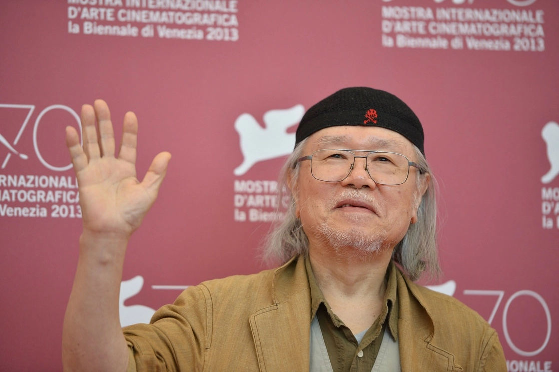 En esta foto de archivo tomada el 3 de septiembre de 2013, el  japonés Leiji Matsumoto posa durante la sesión fotográfica de "Harlock: Space Pirate" presentada fuera de competencia en el 70° Festival de Cine de Venecia. Foto Afp