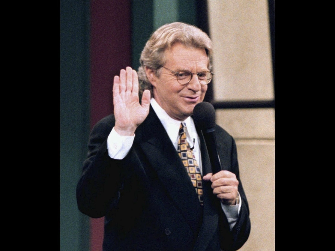 El conductor de televisión, Jerry Springer, falleció a los 79 años en Chicago, Illinois, EU. La imagen, antes de la grabación de su programa, en noviembre de 1996. Foto Ap