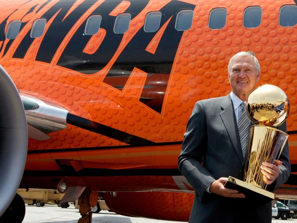 West jugó como base para los Lakers desde 1960 hasta 1974, ganó su único título de la NBA en 1972 y actuó en el equipo de baloncesto estadunidense en los Juegos Olímpicos de Roma en 1960, en los cuales ganó la medalla de oro. Foto Ap / Archivo