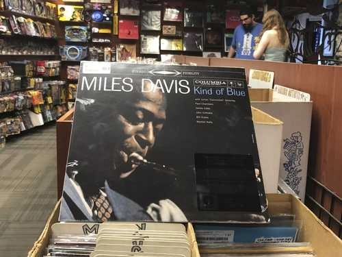 'Kind of Blue' es uno de los discos más destacados en los que participó el músico. En la imagen, la portada del álbum en su 60 aniversario, en una tienda en Portland. Foto Ap