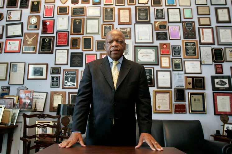 Jonh Lewis entró al Congreso estadounidense en 1986 y allí no tardó en convertirse en una autoridad moral. Pelosi lo consideraba "la conciencia del Congreso". En la imagen, Lewis en su oficina en Capitol Hill, en Washington. Foto Ap / Archivo