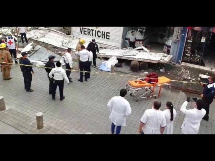 Una mujer de 19 años murió tras caerle una marquesina en el Centro Histórico de Tampico. Foto La Jornada