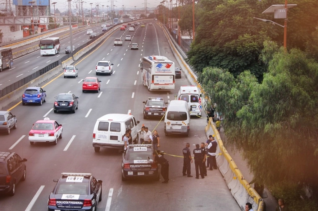 Un joven murió tras ser atacado a balazos, cuando grabó el momento en que al menos dos sujetos intentaron asaltarlo, mientras circulaba en una camioneta junto con su padre sobre la autopista México-Pachuca. Foto Diego Reyes / Cuartoscuro / La Jornada / Archivo