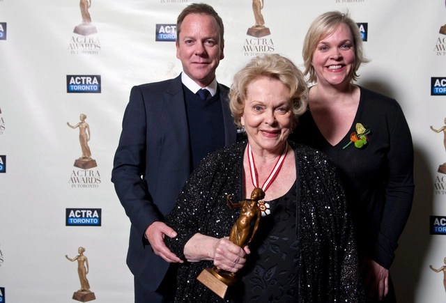Shirley Douglas, la apasionada activista y actriz veterana canadiense, fue madre del actor Kiefer Sutherland. Foto Ap 