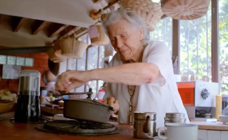 En casi una docena de libros de cocina plasmó sus esfuerzos por rescatar tradiciones culinarias casi desaparecidas. Foto Ap