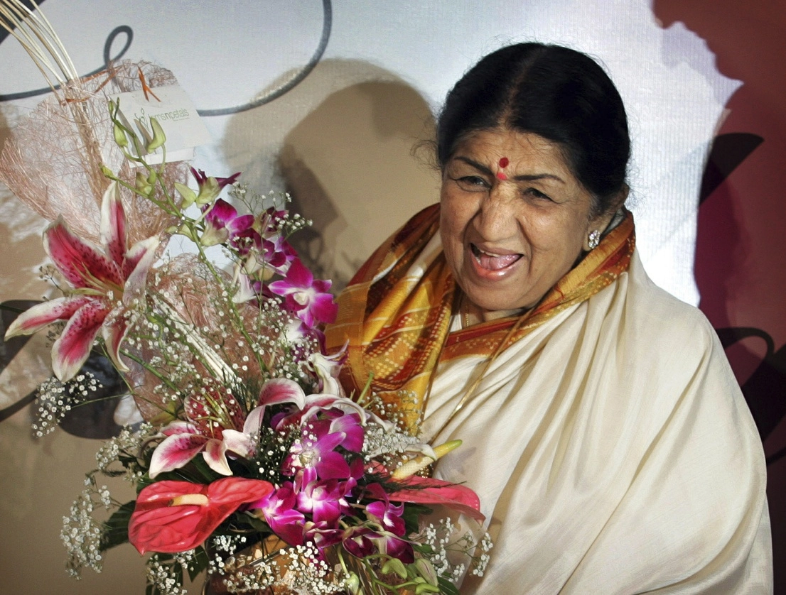En imagen de 2007, la cantante Lata Mangeshkar durante el lanzamiento de su álbum de música hindi 'Saadgi' o Simplicity, en el Día Mundial de la Música, en Mumbai, India. Foto Ap