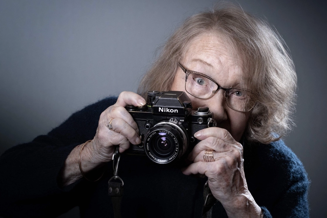 La fotógrafa franco-suiza Sabine Weiss, considerada la última discípula de la escuela francesa humanista, murió en su casa en París a los 97 años. La imagen, en su casa en París, el 15 de diciembre de 2020. Foto Afp 