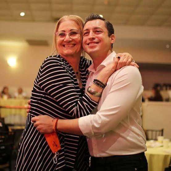 El político con su tía y madre adoptiva, en imagen de archivo tomada de sus redes sociales.