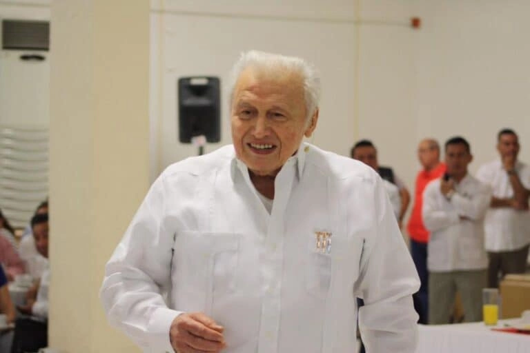 A los 87 años, murió el periodista Mario Renato Menéndez, en Mérida, Yucatán. Foto Difundida en redes sociales