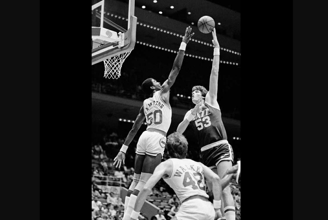 Con 2.24 metros de altura, Mark Eaton (derecha) logró récord de tapones en la NBA. Foto Ap